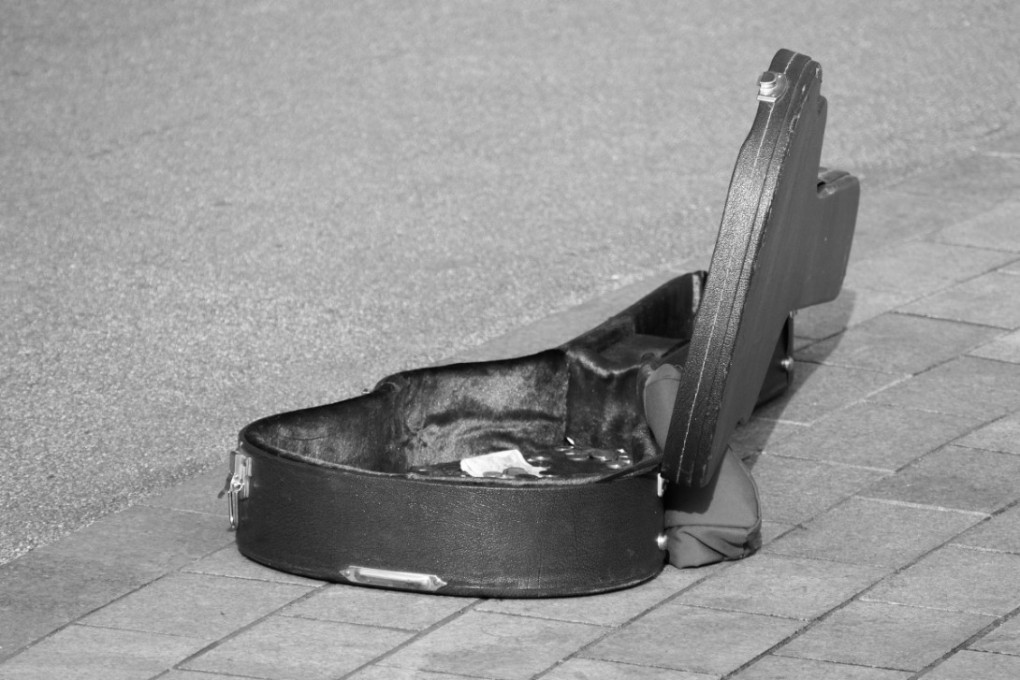 guitar_case_instrument_music_guitarist_outdoors_lifestyle_musical-814000.jpg